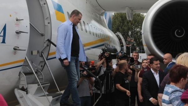 Політв’язень Роман Сущенко повернувся на Батьківщину. Фото: "Укрінформ".