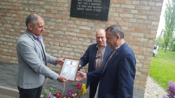 Диплом лауреата Леоніду Даценку вручали Володимир Поліщук (в центрі) та Ігор Волошин (ліворуч) 