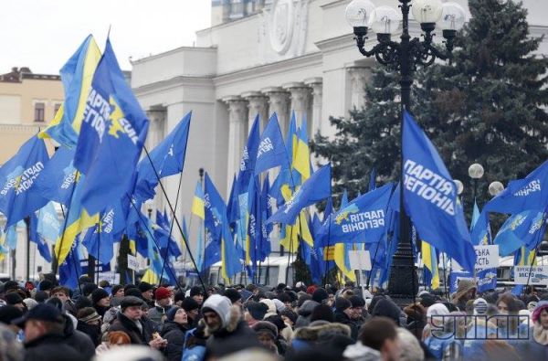 Під Радою кілька тисяч мітингувальників зустріли прийняття бюджету криками "Депутати - молодці!"