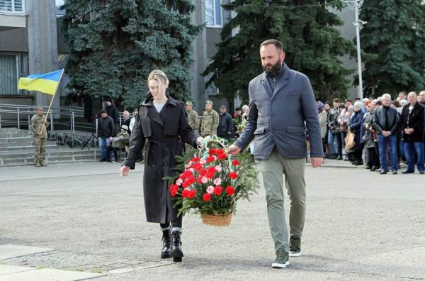 Квіти до Пам’ятного Знаку Героям Небесної Сотні від Валерії Бандурко і Сергія Ананка
