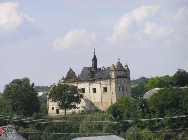 Костел збудували з каміння замку