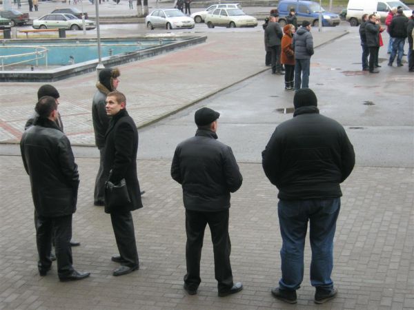 міську раду охороняв і очільник смілянської міліції (стоїть обличчям до камери)