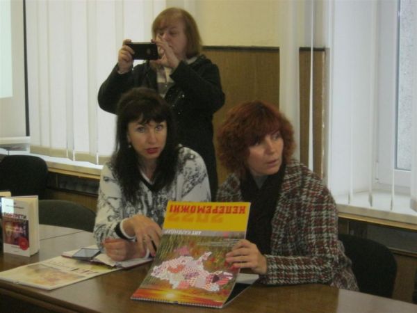Креативний менеджер проекту, директор бібліотеки Ірина Огус (зліва) і фотохудожник Оля Іванченко
