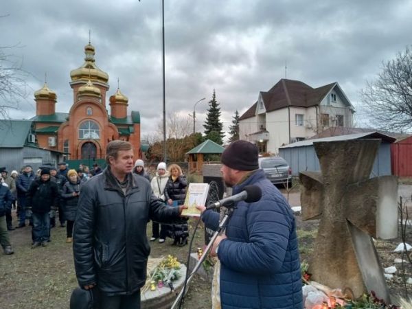 Анатолій Василенко вручає книжку священику Михайлу Шевчуку