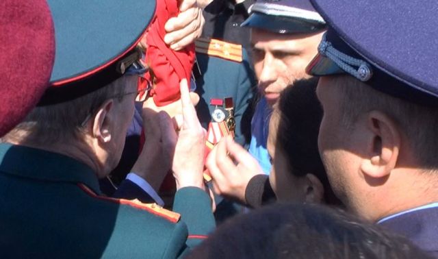 Міліція вмовляє ветеранів віднести прапор в міськвиконком, щоб не провокувати конфлікт