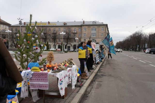 Інсталяція різдвяного столу під час акції у Черкасах, 22 грудня 2024 року. Суспільне Черкаси/Анна Іщенко