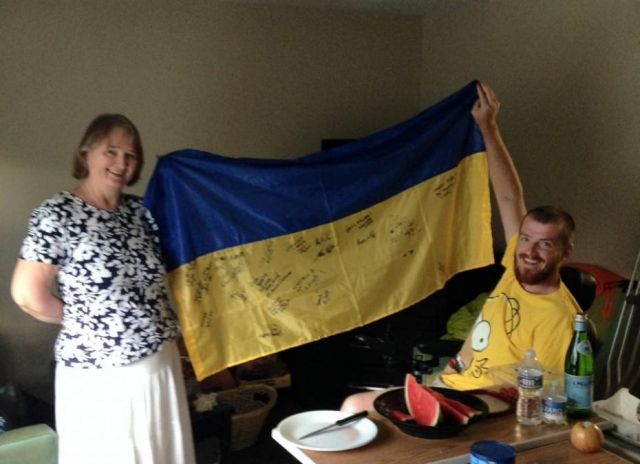 Allie Lozitski: Прапор підписаний учасниками Нью-Йоркського велопробігу Wounded Warriors спеціально для нашого Вадіма який йшов першим у колоні з українською символікою та нашим прапором.