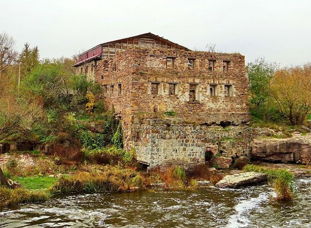 Руїни водного млина. Фото: hranom