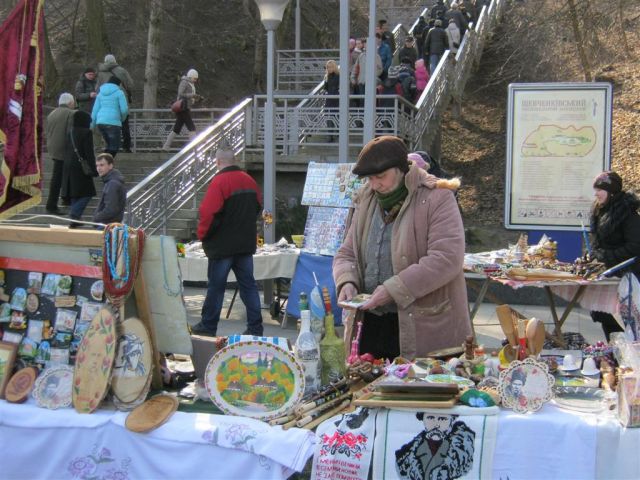 На свято в Каневі торгують виробами народного промислу