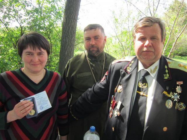 Оксана Шевчук з медаллю, отець Михайло і Анатолій Василенко (зліва-направо)