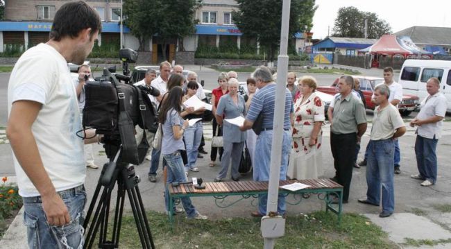 Голови первинних організацій,партійні активісти з усього Чорнобаївського району і журналісти приїхали на повторну конференцію, яку... ніхто й не збирався проводити